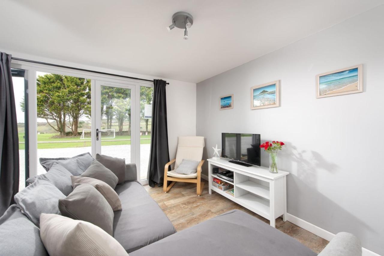 Wheal Prosper- Beautifully Fitted Wooden Lodge Helston Cornwall Exterior foto