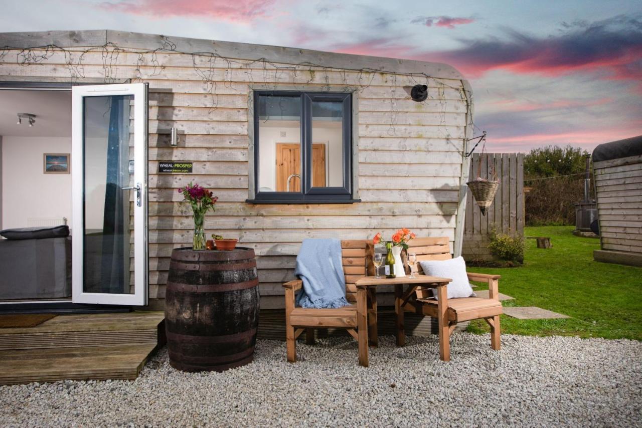 Wheal Prosper- Beautifully Fitted Wooden Lodge Helston Cornwall Exterior foto