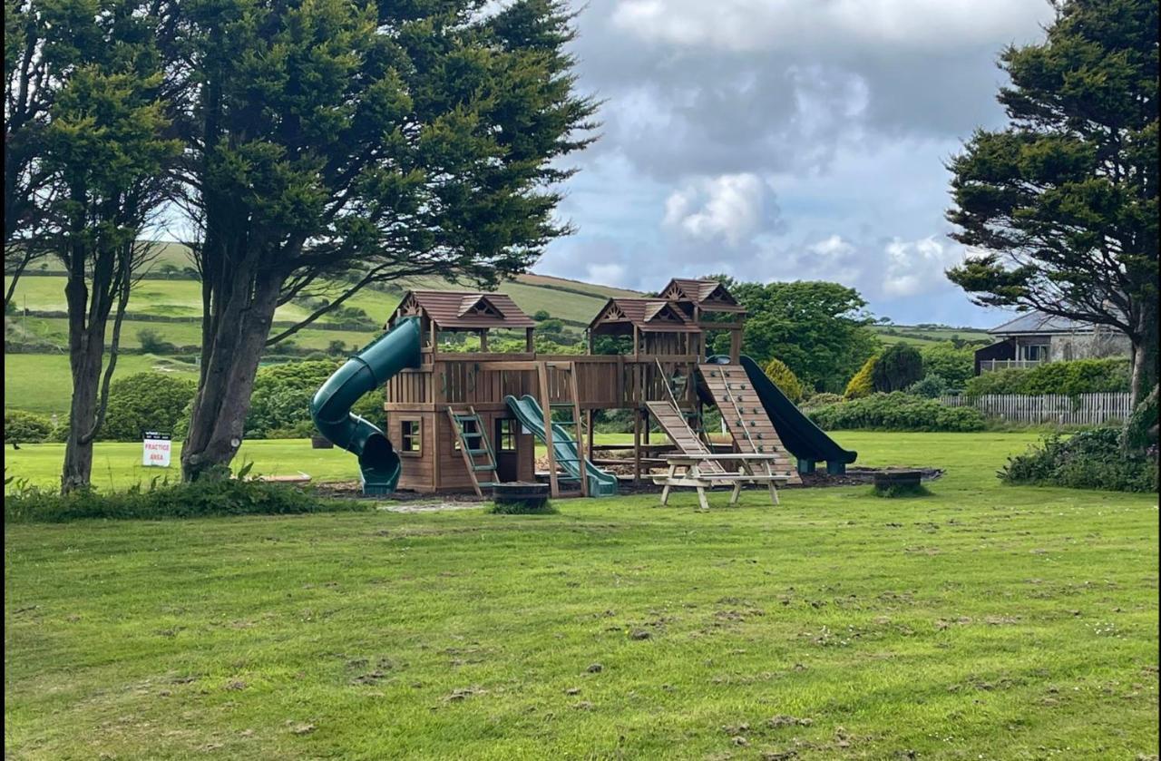 Wheal Prosper- Beautifully Fitted Wooden Lodge Helston Cornwall Exterior foto